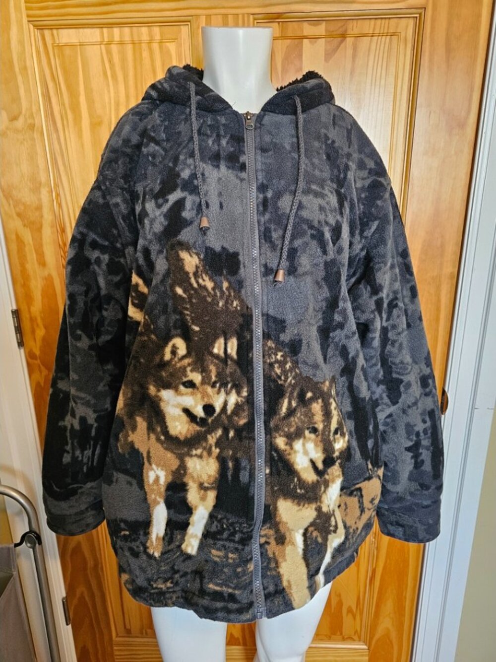 Mountain Ridge Size Medium Wolf Sherpa Sweater